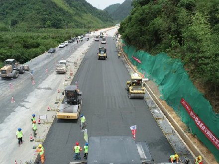 距建成通車更近一步 臨建高速路面施工正式啟動(dòng)