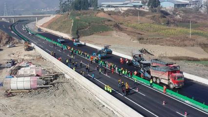 牛!云南首次無(wú)人駕駛攤鋪高速公路路面,看這里&rarr;