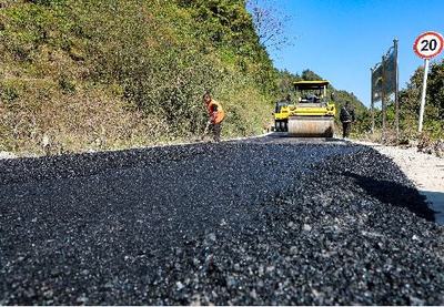 綏陽(yáng)縣小關(guān)鄉(xiāng):路面提升工程 直通村民心中