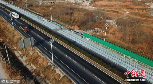 全球首條光伏公路現(xiàn)身濟(jì)南 汽車(chē)可邊跑邊充電