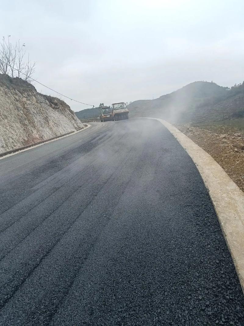 貴州旭輝科技建設(shè)安龍縣海子至灑雨公路改擴(kuò)建工程,道路瀝青路面 - 抖