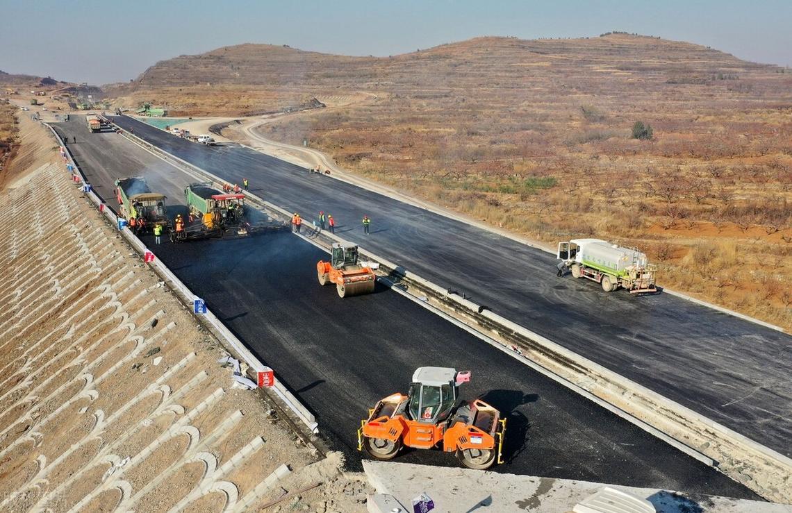 山東臨沂至滕州高速公路路面工程瀝青攤鋪施工 現場一派繁忙