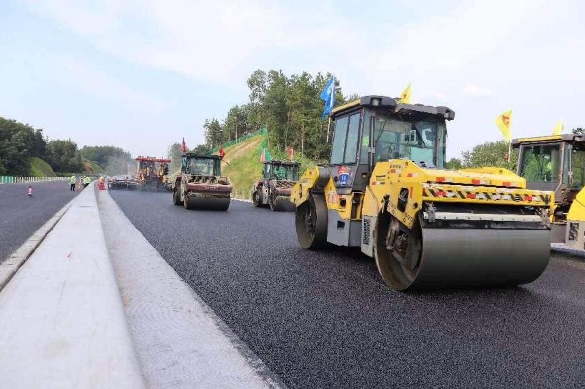 平益高速路面工程進(jìn)入最后工序，全面沖刺年底通車(chē)目標(biāo)