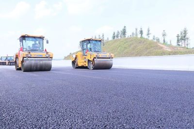 尋龍高速建設(shè)新進(jìn)展 ATB-25上基層試驗段啟動攤鋪，路橋附屬工程勞務(wù)分包同步推進(jìn)